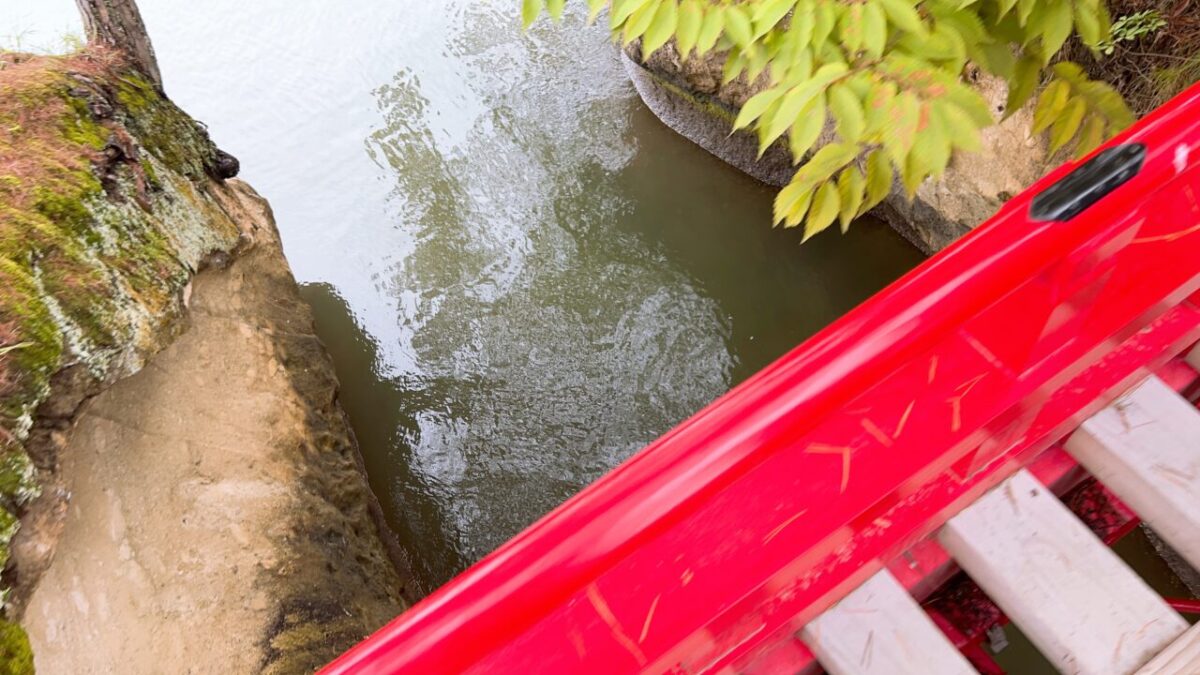 松島の五大堂に架かる朱塗りの橋