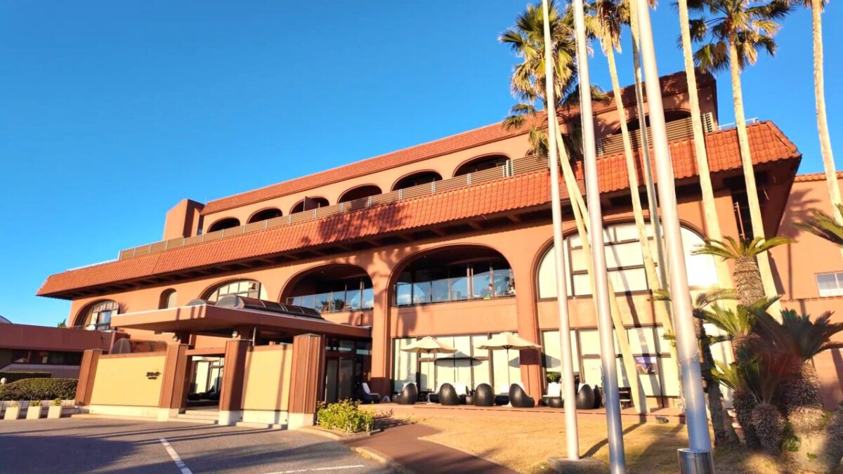 たてやま温泉 千里の風の外観と平砂浦海岸の景色
