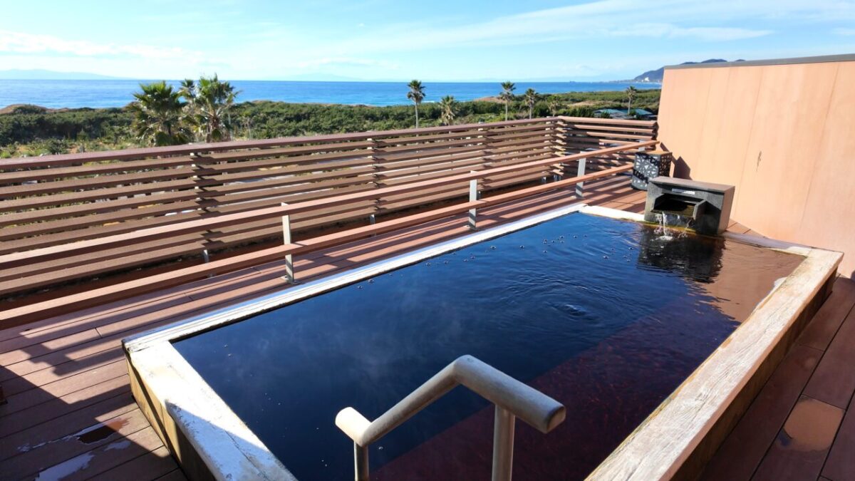 たてやま温泉 千里の風 露天風呂と平砂浦海岸の景色
