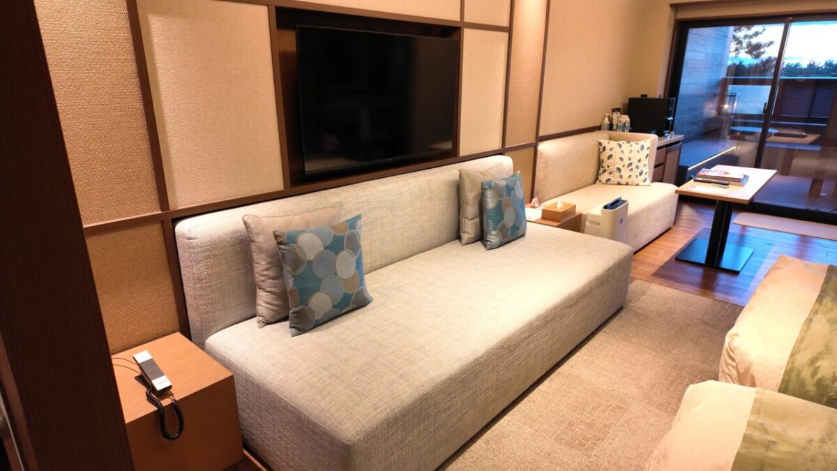 たてやま温泉 千里の風の客室内ソファ