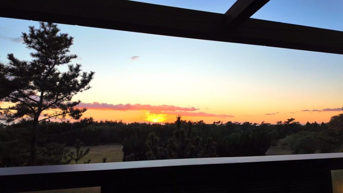 たてやま温泉 千里の風 客室露天風呂から眺める夕日と平砂浦海岸の景色
