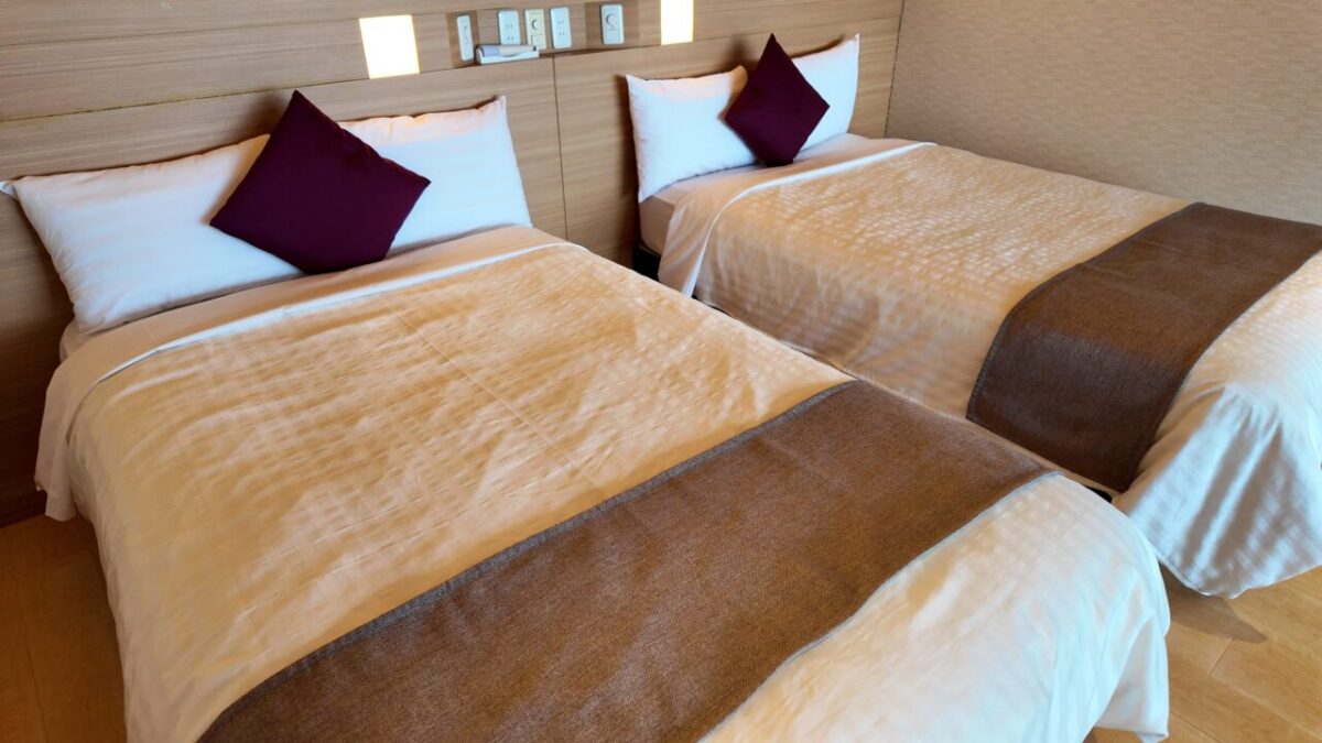 鴨川グランドホテル 露天風呂付きプレミアムデラックス和洋室のベッド
